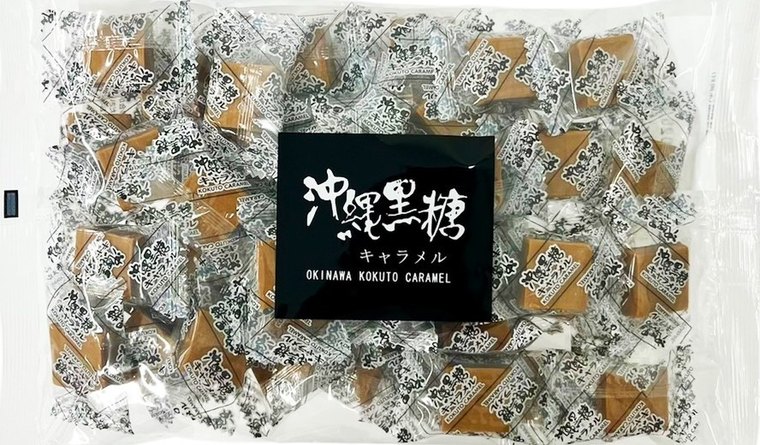 沖縄黒糖キャラメルの大袋。個包装の粒が多数入り、中央に黒いラベル
